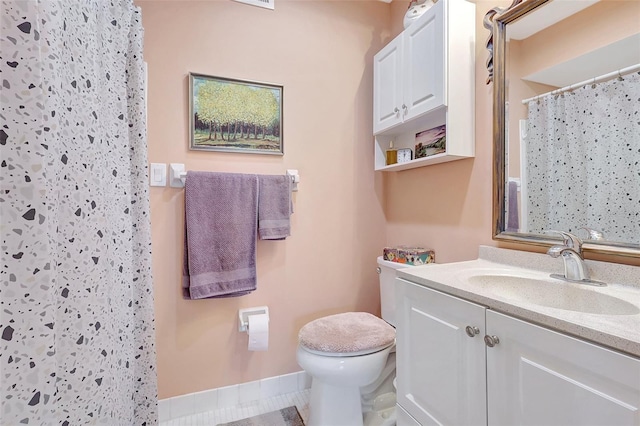 bathroom featuring curtained shower, toilet, vanity, and baseboards