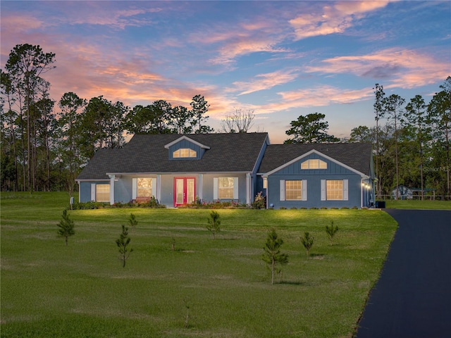 view of front of house featuring a front lawn