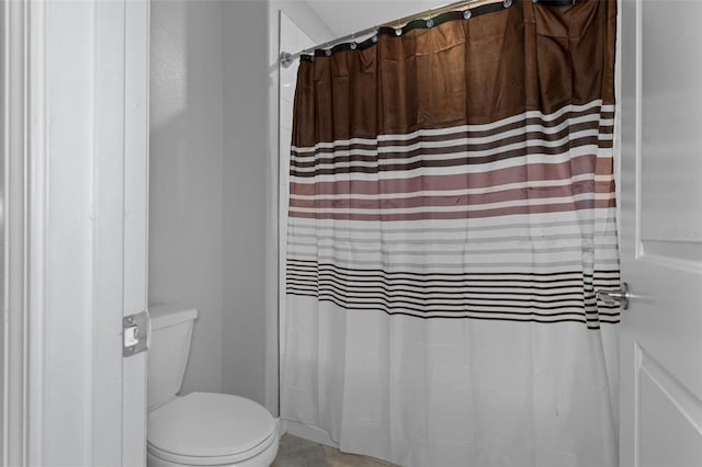 full bathroom featuring a shower with curtain and toilet