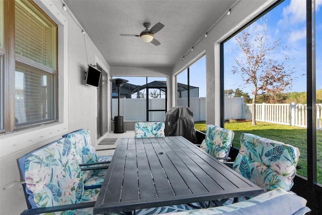 sunroom with ceiling fan