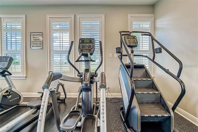 exercise area featuring baseboards