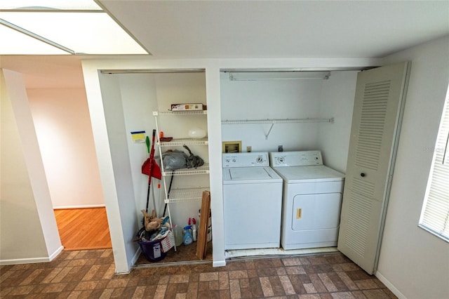6125 113th St Unit 505, Seminole, FL 33772 - laundry area featuring washer and clothes dryer and baseboards