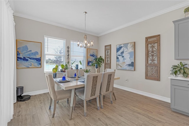 dining area featuring an inviting chandelier, light wood-style flooring, baseboards, and ornamental molding