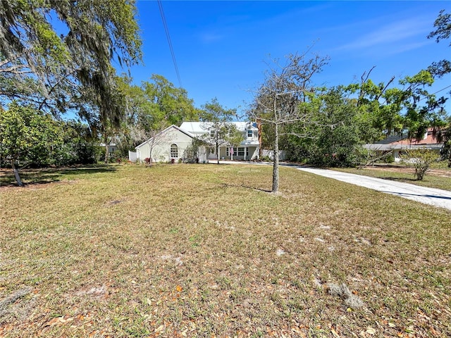 view of yard featuring concrete driveway