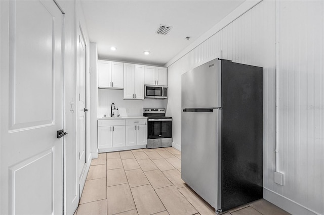 kitchen featuring a sink, visible vents, appliances with stainless steel finishes, and white cabinets