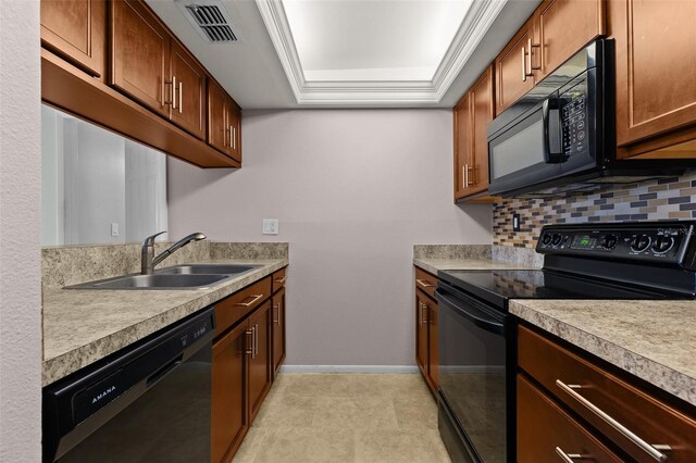 kitchen with visible vents, a tray ceiling, a sink, black appliances, and tasteful backsplash