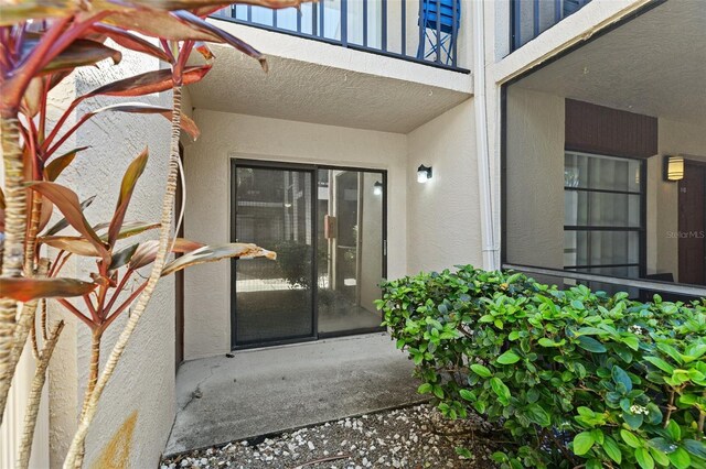 view of exterior entry with stucco siding