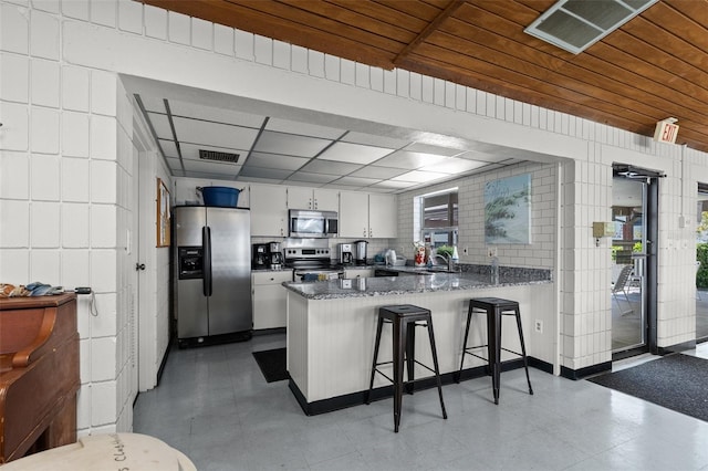 kitchen featuring visible vents, plenty of natural light, appliances with stainless steel finishes, and a peninsula