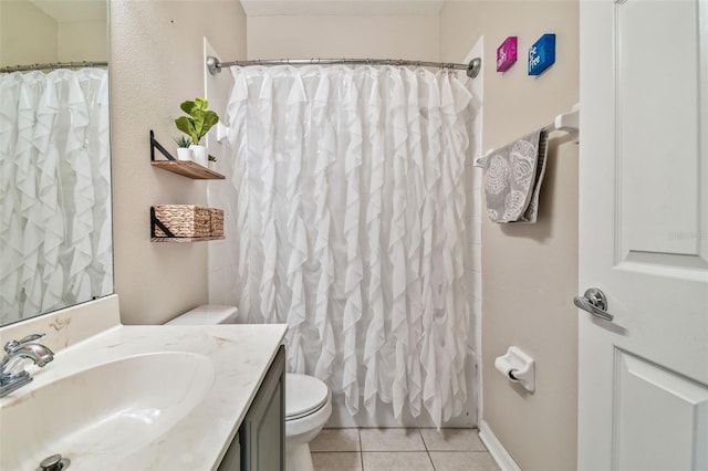 full bathroom featuring tile patterned flooring, curtained shower, baseboards, toilet, and vanity