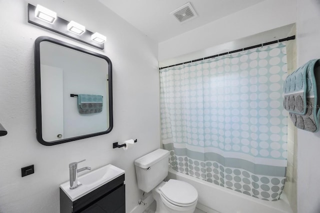 full bath with toilet, a shower with curtain, vanity, and visible vents