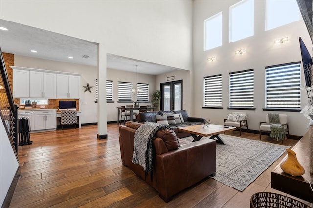 living room featuring visible vents, recessed lighting, baseboards, and hardwood / wood-style floors