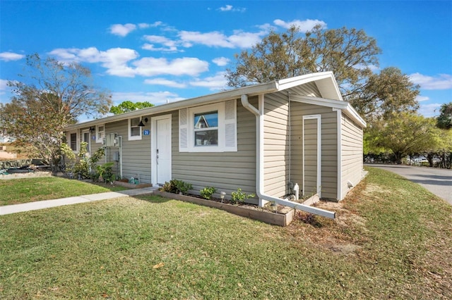 ranch-style home featuring a front lawn