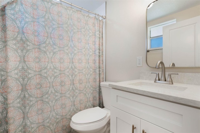 full bath featuring curtained shower, toilet, and vanity