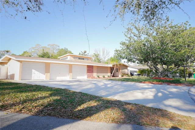 view of front facade featuring a garage, driveway, and stucco siding