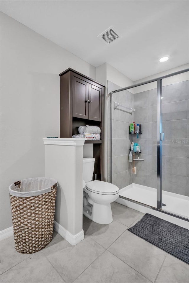 bathroom featuring visible vents, baseboards, toilet, and a stall shower