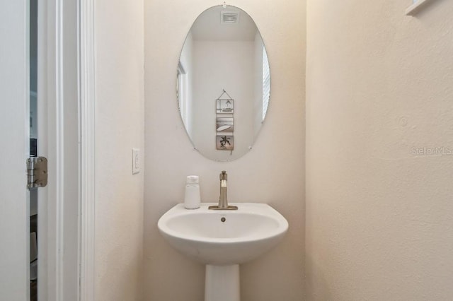 bathroom featuring a sink