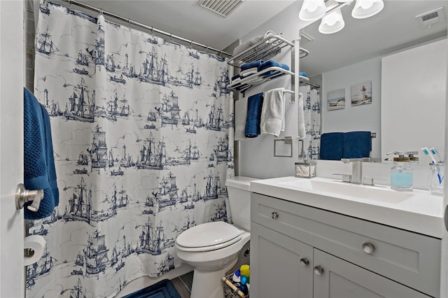 full bath with vanity, toilet, a shower with curtain, and visible vents