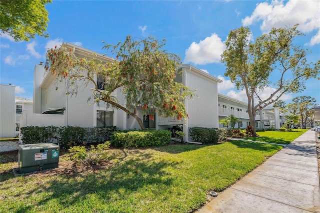 view of front of house featuring a front lawn