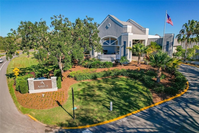 view of front of house featuring stucco siding and a front yard