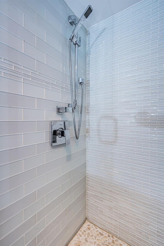 full bathroom featuring tiled shower