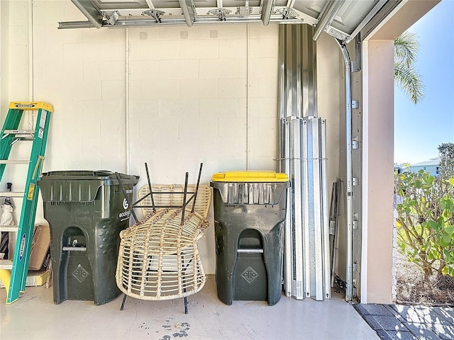 garage featuring concrete block wall