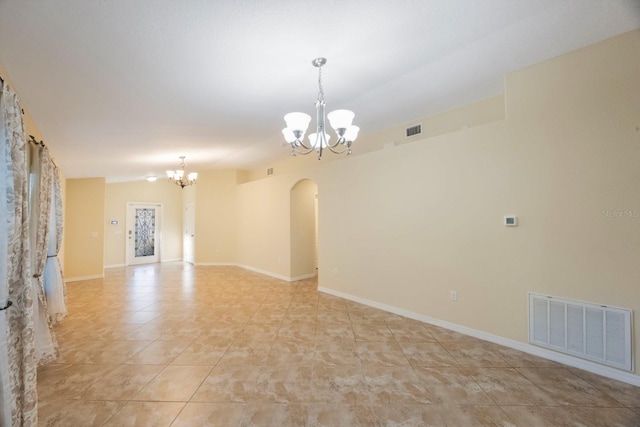 spare room featuring an inviting chandelier, arched walkways, visible vents, and vaulted ceiling