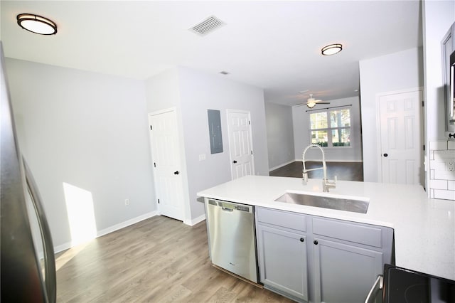 kitchen with visible vents, a sink, a peninsula, a ceiling fan, and stainless steel dishwasher