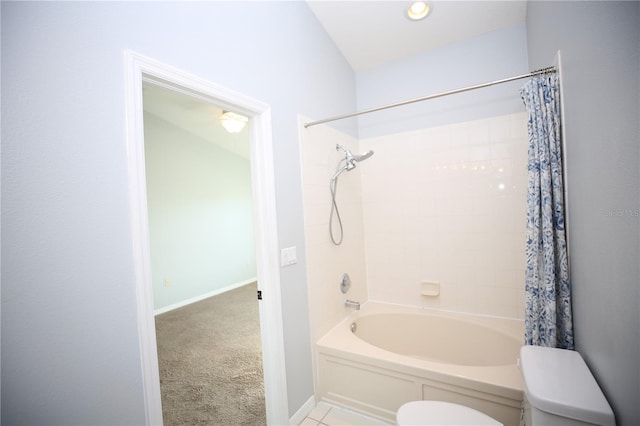 full bathroom featuring shower / bathtub combination with curtain, baseboards, and toilet