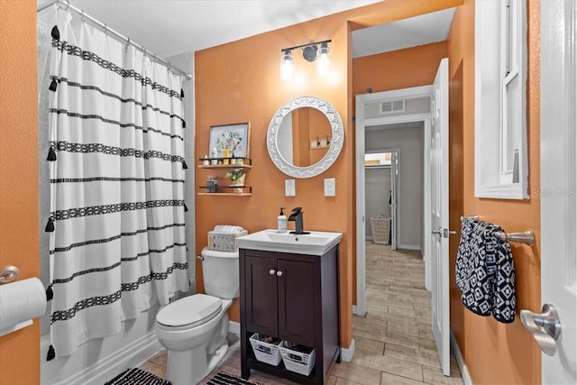 full bathroom featuring visible vents, toilet, shower / bath combo, baseboards, and vanity