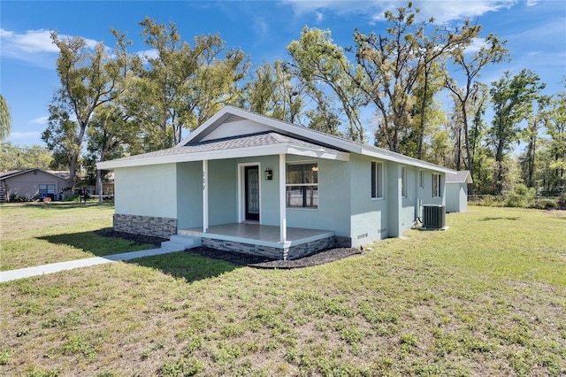 view of front of property featuring a front lawn, cooling unit, covered porch, and stucco siding