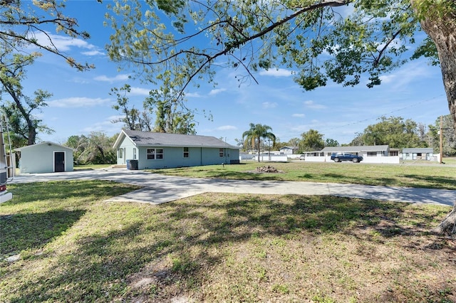 view of yard with an outbuilding