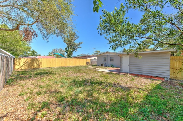 view of yard featuring a fenced backyard