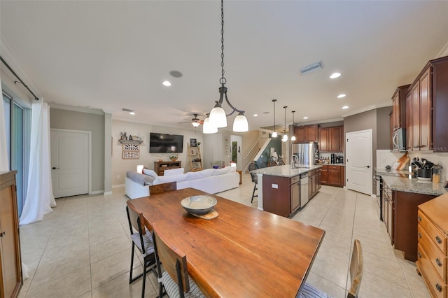 dining space with visible vents, recessed lighting, crown molding, light tile patterned floors, and ceiling fan