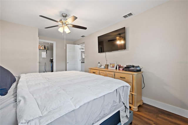 bedroom featuring ceiling fan, dark wood-style floors, visible vents, and baseboards