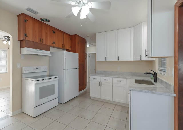 kitchen with visible vents, under cabinet range hood, a sink, white appliances, and ceiling fan