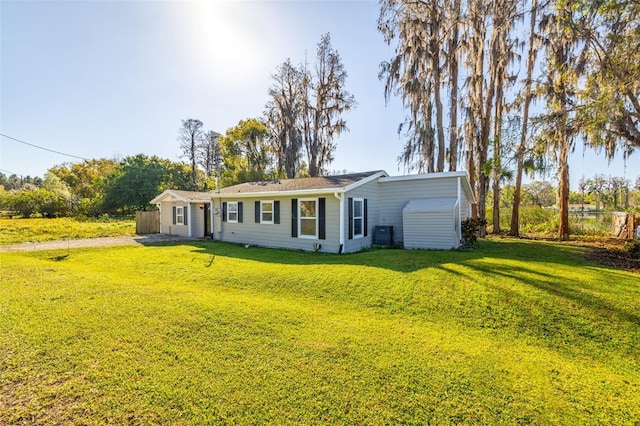 ranch-style home with driveway and a front yard