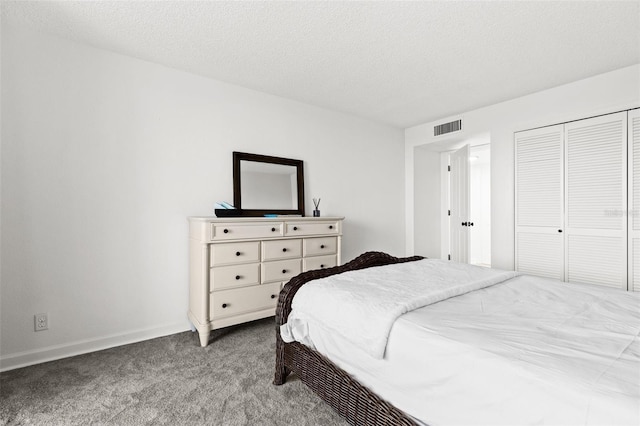 bedroom featuring baseboards, visible vents, a closet, a textured ceiling, and carpet flooring