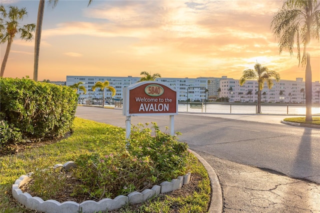 community / neighborhood sign featuring a city view