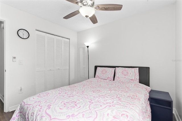 bedroom with ceiling fan, a closet, baseboards, and wood finished floors