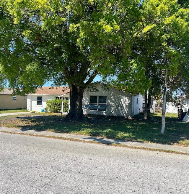 view of front facade with a front yard