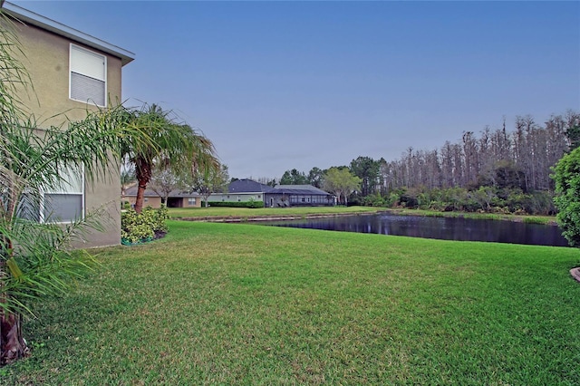 view of yard featuring a water view