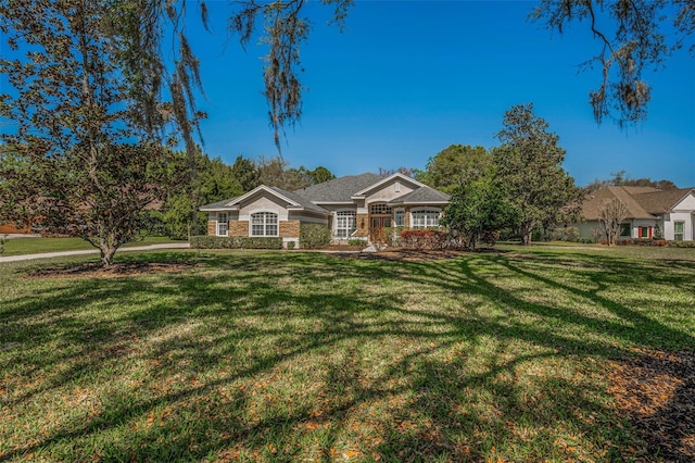 view of front of property featuring a front yard