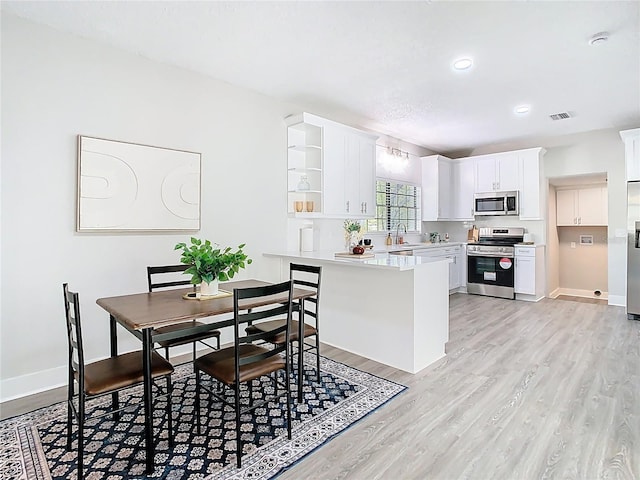 dining area with visible vents, recessed lighting, light wood-type flooring, and baseboards