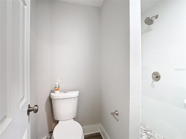 full bath featuring a tile shower and toilet