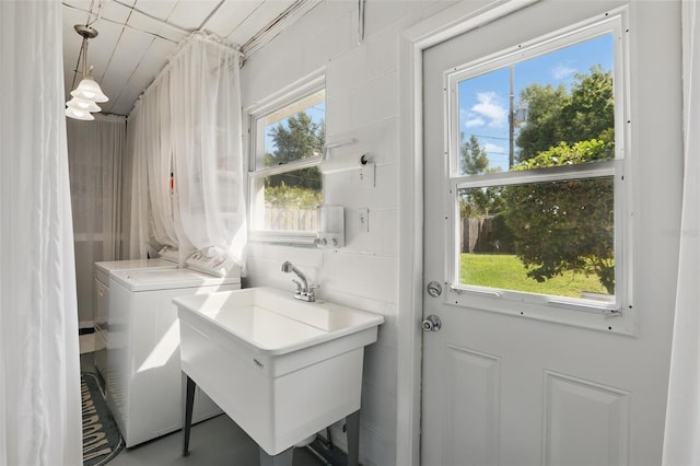 1005 Catalpa Ln, Orlando, FL 32806 - washroom featuring washer / dryer, laundry area, and a sink