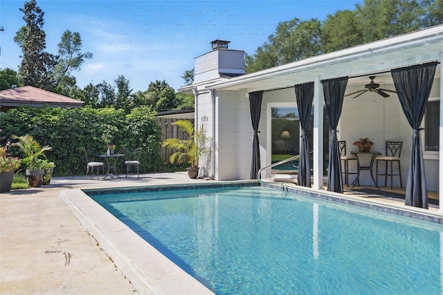 1005 Catalpa Ln, Orlando, FL 32806 - pool featuring a patio area, fence, and a ceiling fan