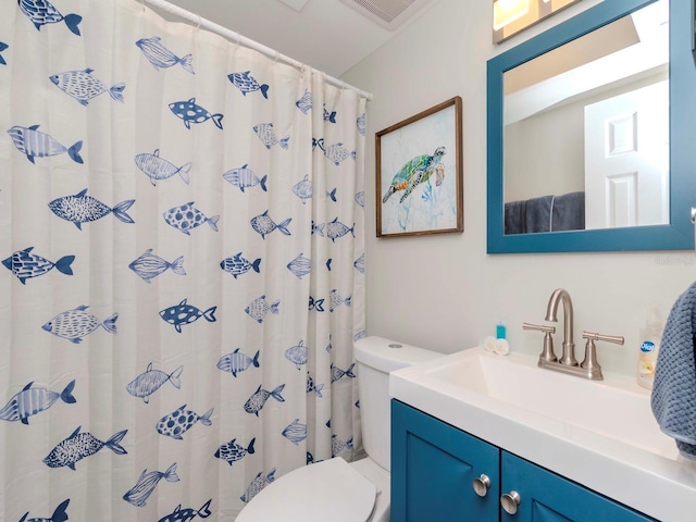 full bathroom with visible vents, curtained shower, toilet, and vanity