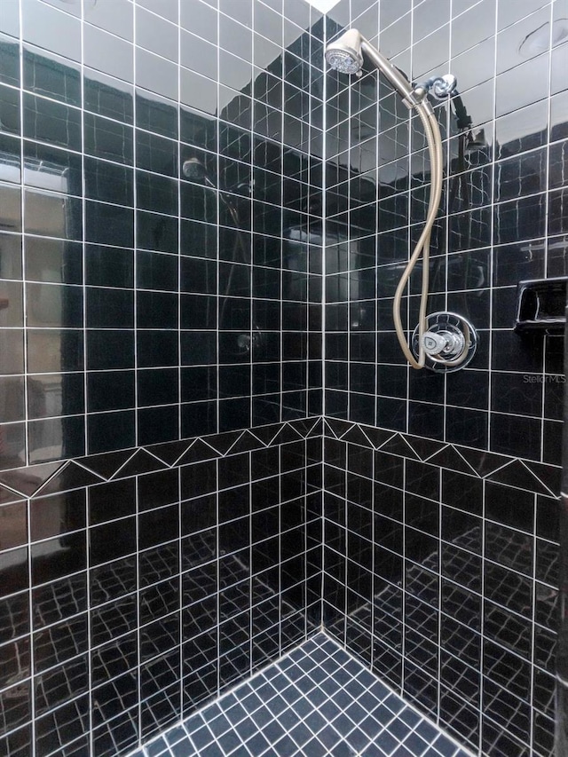 bathroom featuring tiled shower