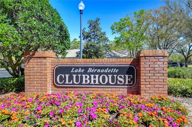 view of community / neighborhood sign