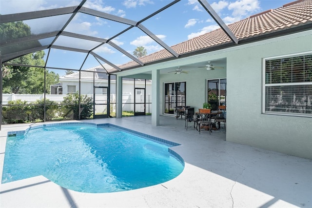 7581 Palmer Glen Cir, Sarasota, FL 34240 - view of swimming pool featuring a ceiling fan, a patio area, a lanai, and outdoor dining area